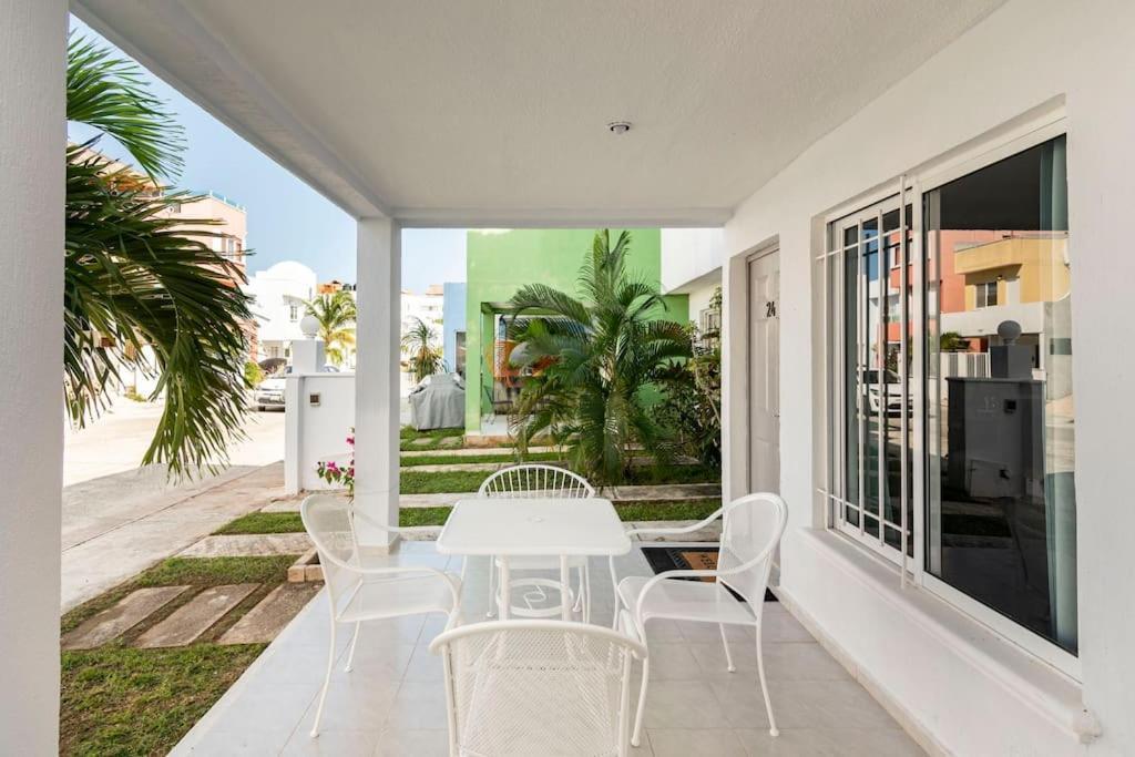 Micro Studio Perfect For Backpackers, Couples, 3 Min Drive To Playa El Nino Cancún Buitenkant foto